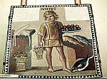 076. Mosaique romaine - garcon esclave de cuisine (figues, poissons).jpg